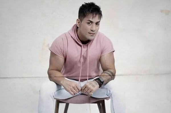 Sertanejo Tiago compara aumento peniano a silicone: “Por que não?”