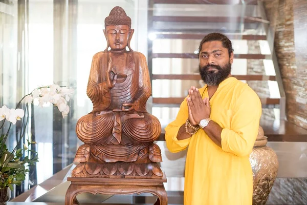 Terapeuta Keshav Ananda traz sua terapia milenar a Brasília