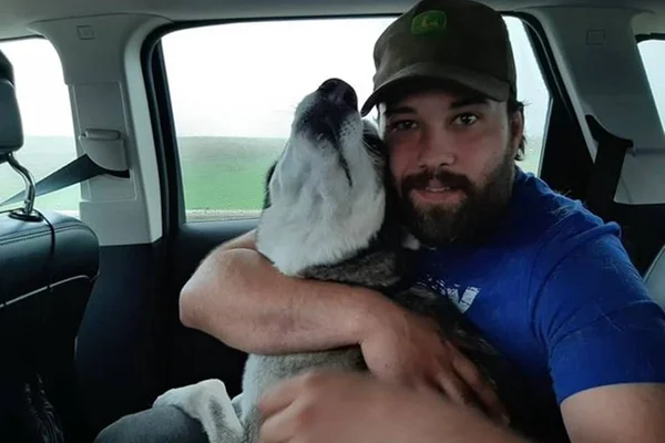 Cão se emociona ao reencontrar dono após quatro anos