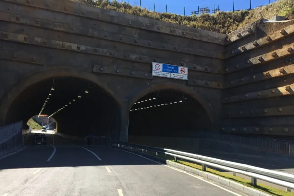 Imagem colorida de viaduto em Salvador - Metrópoles