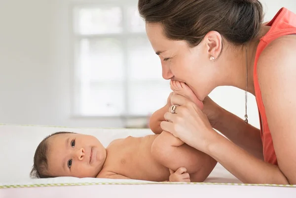 Estudo explica a vontade de apertar e morder bebês fofos