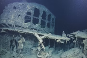 Imagens do navio japonês Teruzuki, que era um contra-torpedeiro de 134 metros de comprimento, projetado para proteger porta-aviões de ataques aéreos