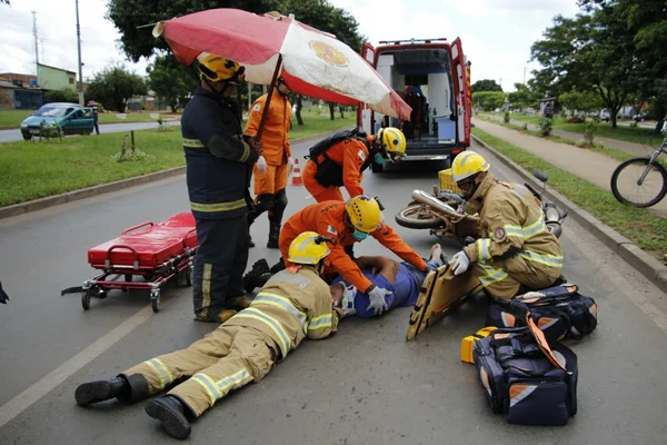 Dois acidentes deixam motociclistas feridos no Distrito Federal