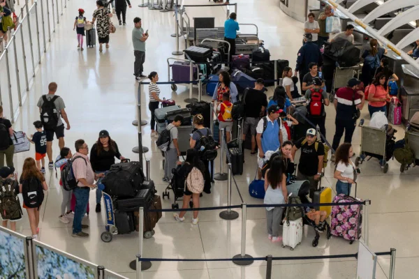 Imagem colorida de aeroporto de nova york - Metrópoles