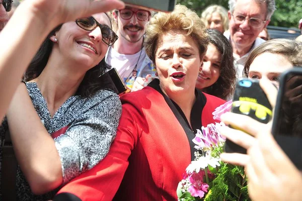 Voto de Dilma em Porto Alegre é marcado por tumulto