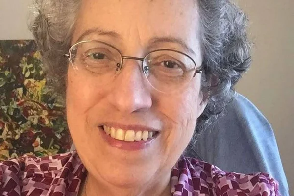 Aos 70 anos, morre Lizzie Bravo; brasileira que gravou com os Beatles