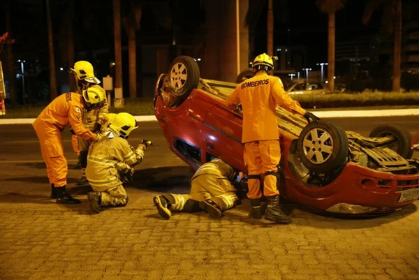 Motorista embriagado bate em outro veículo e capota na W3 Norte