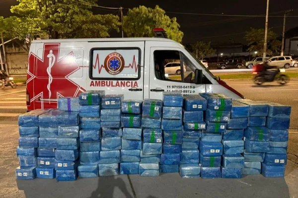 Imagem colorida mostra ambulância encontrada pela Polícia Civil com 1,5 tonelada de maconha. Dois homens foram presos por tráfico de drogas - Metrópoles