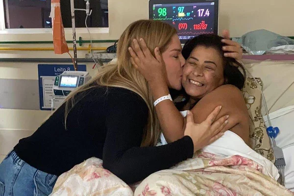 MC Kátia sorri ao ser beijada no rosto pela vereadora veronica costa, que verde blusa preta - metrópoles