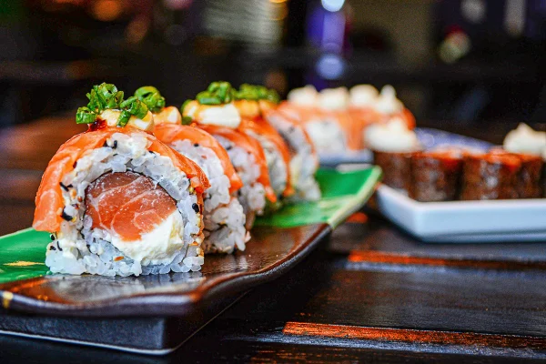 Imagem colorida mostra sushi - Metrópoles