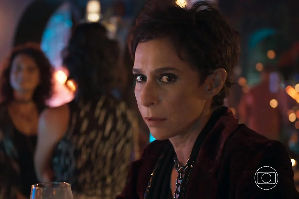 Especialista em quebrar a quarta parede, Andréa Beltrão repetiu a dose na novela Um Lugar ao Sol, da Globo, e foi comparada à protagonista da série Fleabag Especialista em quebrar a quarta parede, Andréa Beltrão repetiu a dose na novela Um Lugar ao Sol, da Globo, e foi comparada à protagonista da série Fleabag