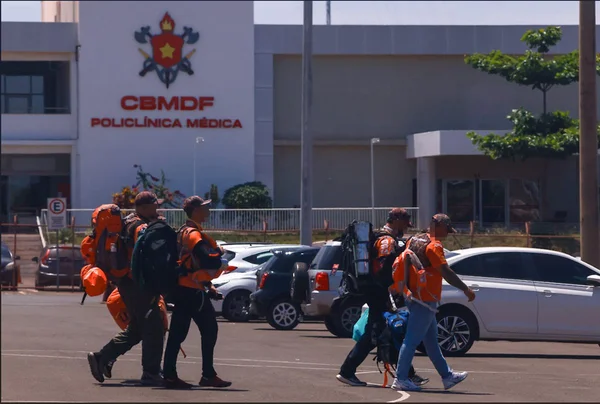 Homens dos Legendários entrando na estrutura do Corpo de Bombeiros