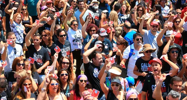 Em assembleia, professores decidem manter greve que já dura 26 dias