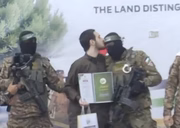 Um dos reféns israelenses beijando cabeça de membro do Hamas