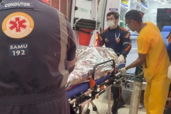 Foto colorida de vítima sendo levada pelos bombeiros - Metrópoles