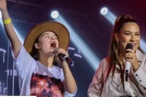 Simone Mendes e fã com síndrome de down dividem palco no PR. Vídeo