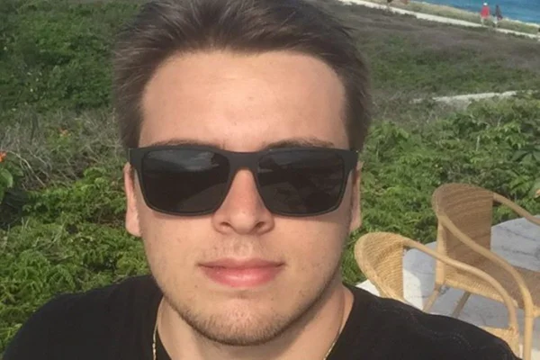 Polícia indicia empresário que empurrou jovem de piscina em Caldas Novas