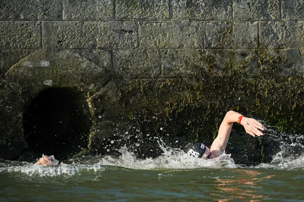 Prova da maratona aquática, no rio Sena, em Paris