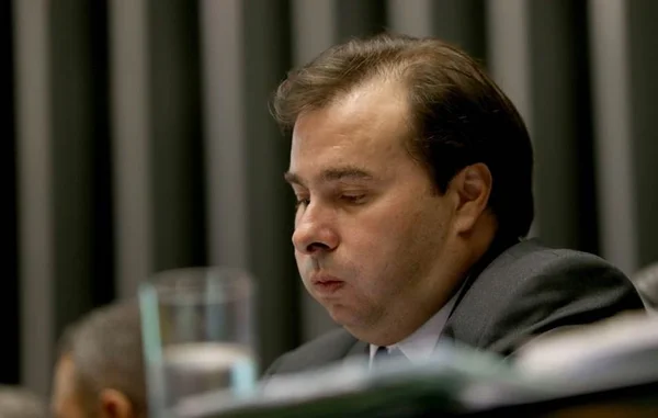 Maia descarta cassar deputados por crime anterior ao mandato