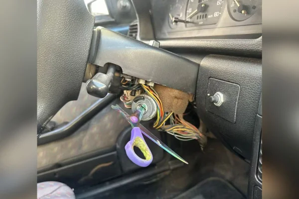 Imagem colorida mostra tesoura na ignição de carro onde suspeito de furtar casas em Sorocaba estava ao ser abordado pela polícia militar (PM) - Metrópoles
