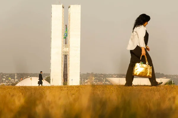 Clima de deserto: umidade cai a 8% e temperatura bate 34,2º no DF