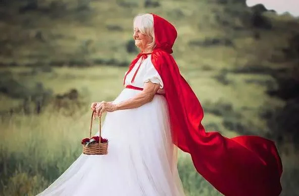 Avó de 84 anos viraliza após fotos vestida como princesa da Disney