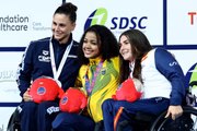 Da esquerda para direita, a medalhista de prata Giulia Ghiretti, da equipe Itália, a medalhista de ouro Alessandra Oliveira dos Santos, da equipe Brasil, e a medalhista de bronze Berta Garcia Grau, da equipe Espanha, posam para fotos durante a cerimônia de medalhas dos 100 m peito feminino SB4, no primeiro dia do Campeonato Mundial de Natação Paralímpica da Toyota, no Centro Aquático OCBC, em 21 de setembro de 2025, em Singapura. Da esquerda para direita, a medalhista de prata Giulia Ghiretti, da equipe Itália, a medalhista de ouro Alessandra Oliveira dos Santos, da equipe Brasil, e a medalhista de bronze Berta Garcia Grau, da equipe Espanha, posam para fotos durante a cerimônia de medalhas dos 100 m peito feminino SB4, no primeiro dia do Campeonato Mundial de Natação Paralímpica da Toyota, no Centro Aquático OCBC, em 21 de setembro de 2025, em Singapura.