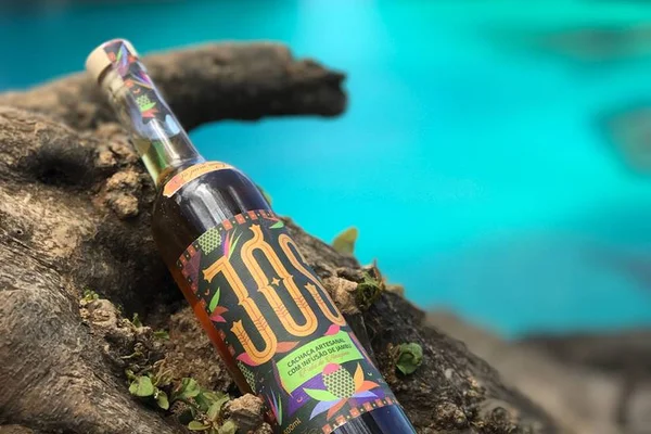 Jós: cachaça infusionada com jambu chega ao mercado brasileiro