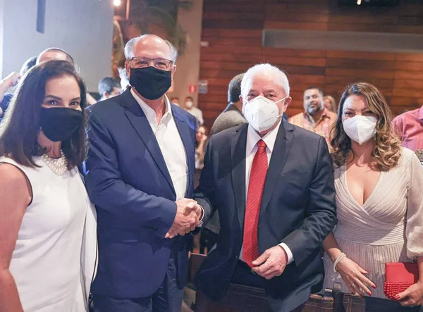 Quem Lula chamou para sentar à sua mesa em jantar de homenagem