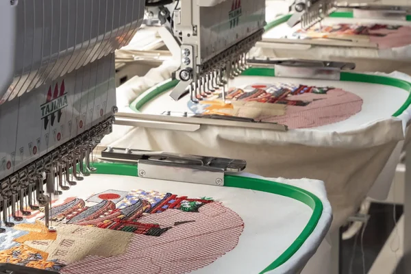 foto com cor. máquina de bordados febratex - metrópoles
