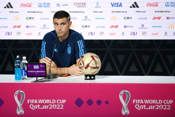 Dibu Martínez: “Gostamos quando dizem que não somos favoritos”