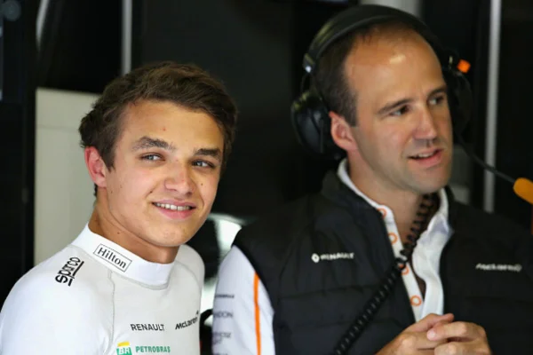 Imagem colorida de engenheiro da McLaren ao lado de Lando Norris - Metrópoles