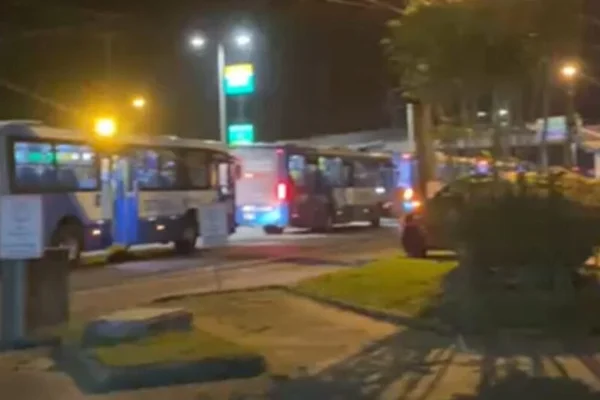 Foto colorida de onibus e rua de Florianópolis
