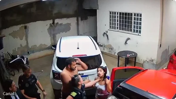 imagem colorida mulher tem casa invadida pela policia goias