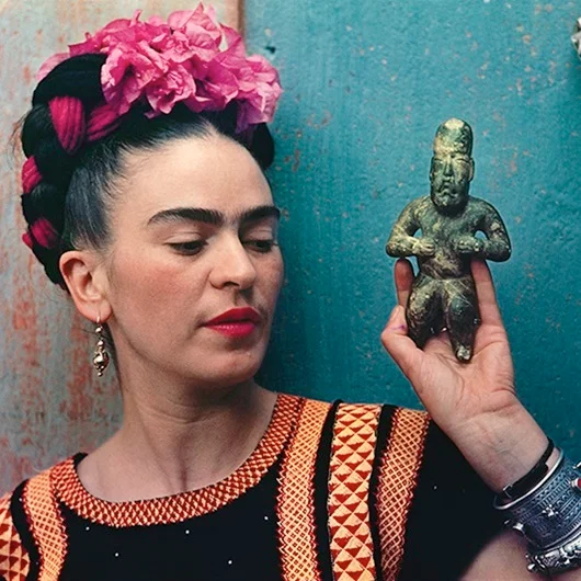 Frida Kahlo: da bissexualidade à provocação das regras de gênero