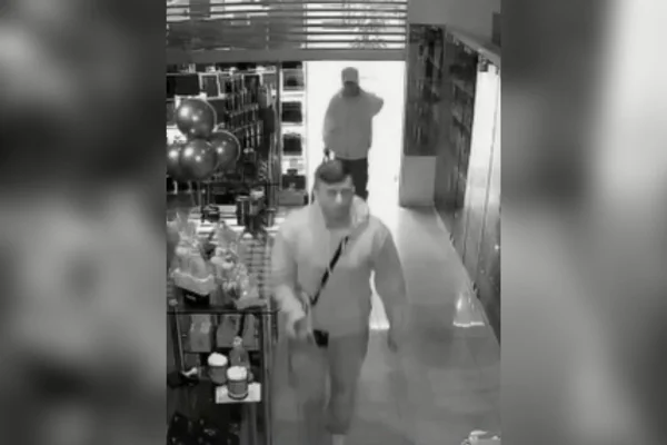 Bandidos levam R$ 170 mil em loja de perfumes em shopping no RJ 1
