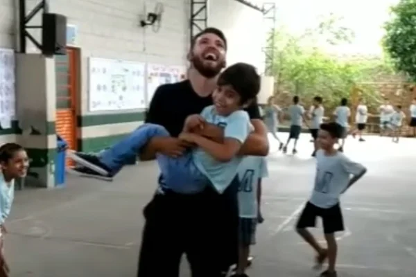 Vídeo. Professor pula corda com aluno cadeirante e viraliza