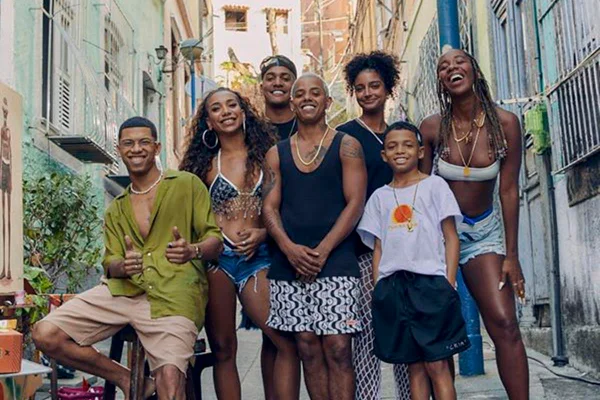Na imagem com cor, grupo de pessoas diversas - Metrópoles