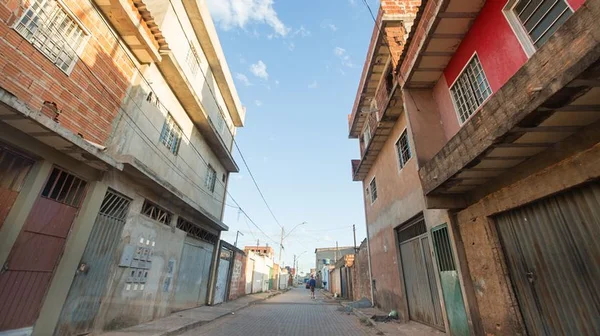 Prestação de serviço público na Estrutural, só com escolta da PM