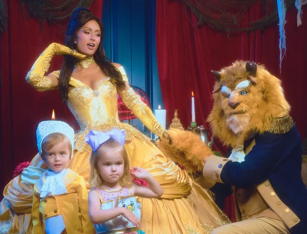 foto com cor. paris hilton e família fantasiada de bela e a fera para o halloween - metrópoles
