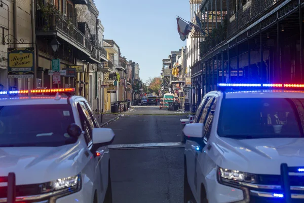 Foto colorida do local onde indivíduo dirigiu uma caminhonete em direção a uma multidão de pessoas na Bourbon Street em New Orleans - Metrpopoles