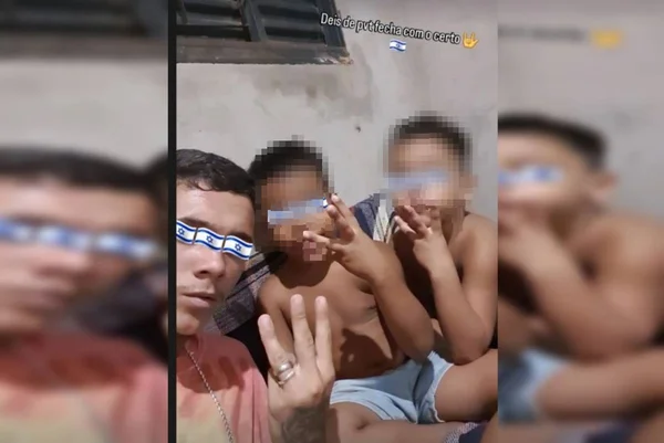 Homens com crianças fazendo sinal de tráfico