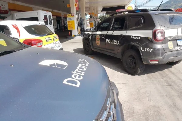 Três carros estacionados em frente a autoescola: uma viatura da Polícia Civil, uma do Detran e uma da autoescola - Metrópoles