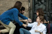 Rimena (Maria Casadevall), Renato (Renato Goes), Gustavo (Gabriel Leone) e Nanda (Julia Dalavia) ajudam Alice (Sophie Charlotte) após desmaio no reencontro nas Diretas Já.