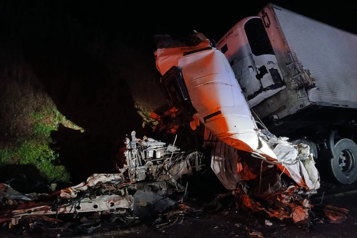 Acidente entre três caminhões mata motorista na BR-282, em SC