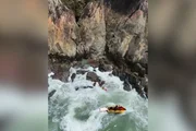 Menina de 10 anos é resgatada após ser arrastada pela correnteza no Canto do Maluf, na Praia da Enseada, na cidade do Guarujá
