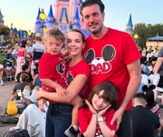 Thaeme, o marido e as filhas posam juntos na Disney Thaeme, o marido e as filhas posam juntos na Disney