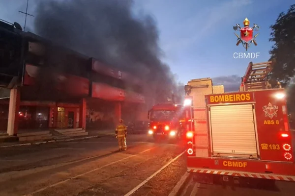 Incêndio atinge loja de eletrônicos na Asa Norte