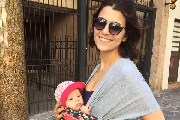 Deputada Manuela d’Ávila responde a críticas sobre foto amamentando a filha