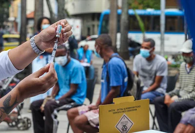 Cidade do Rio de Janeiro já vacinou 83% da população de rua